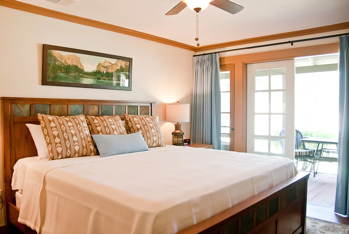 Single King Bed Classic Image